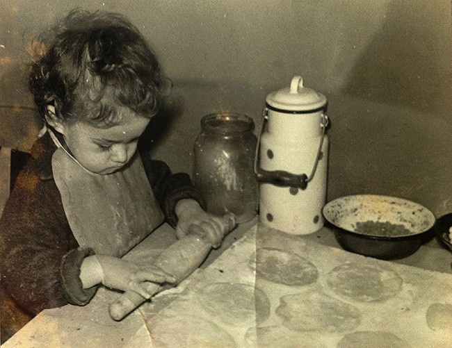 Girl's making pirogi. USSA 60th. Девочка, скалка, бидончик, литровая банка, пирожки, СССР, шестидесятые.