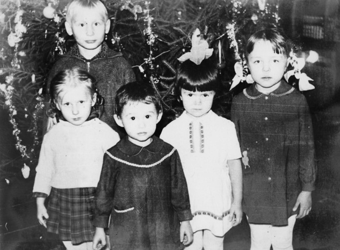 Старая фотография. Тайна раскрыта: Путин и Медведев — муж и жена!