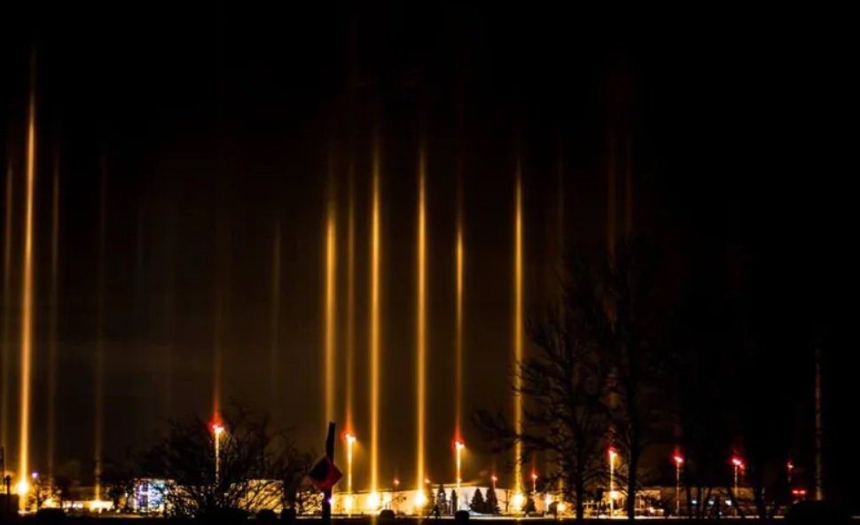 Природное явление light pillars (на русский, световые столбы) Виннипеге и южной Манитобе, Канада.