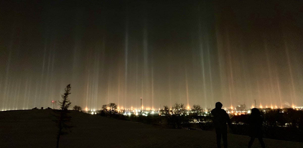 Природное явление light pillars (на русский, световые столбы) Виннипеге и южной Манитобе, Канада.