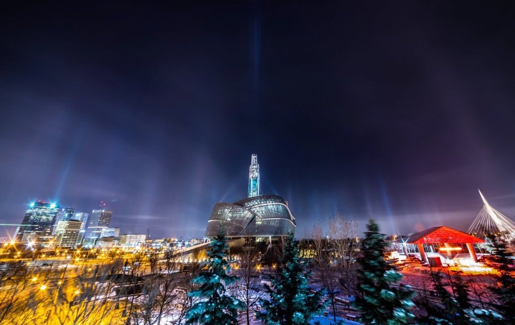 Природное явление light pillars (на русский, световые столбы) Виннипеге и южной Манитобе, Канада.