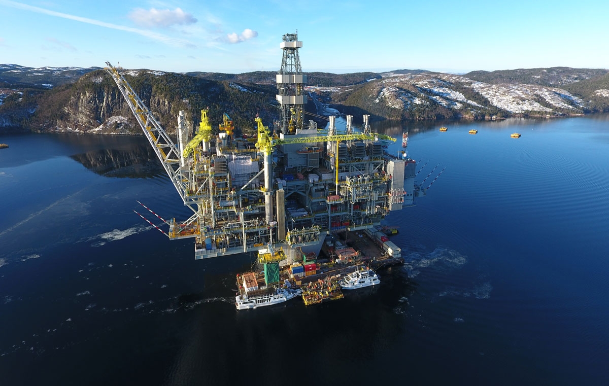 Нефтяная платформа Hebron в заливе Mosquito Bay
