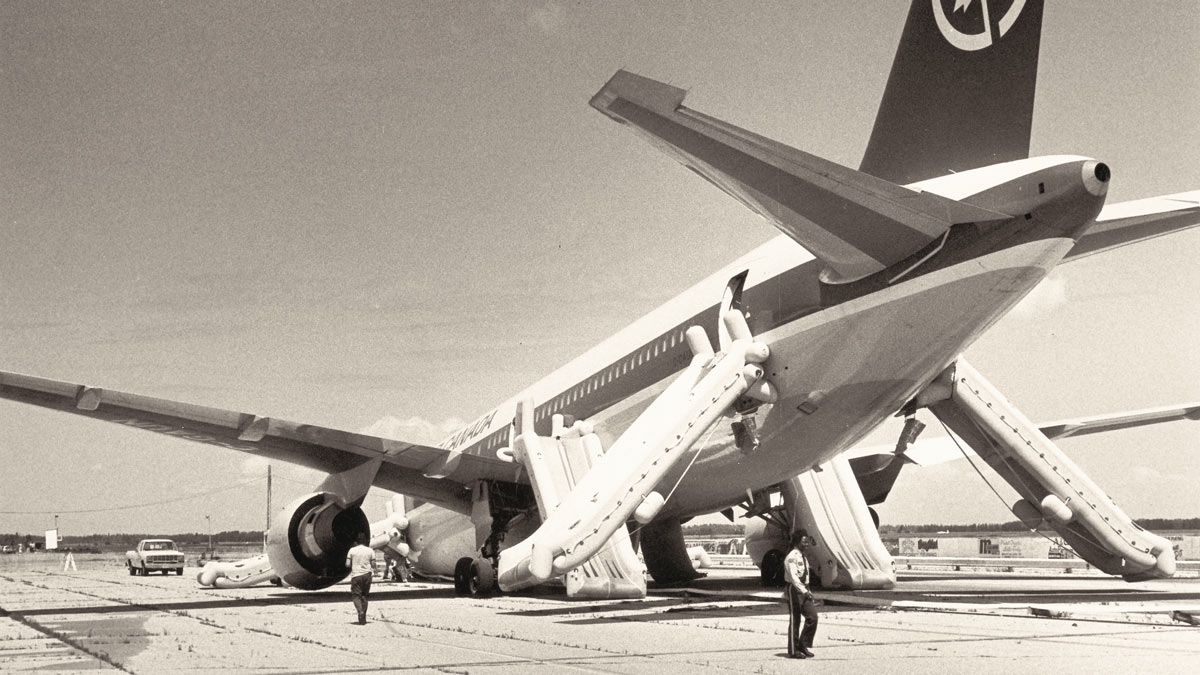 Boeing 767 аварийными надувными трапами