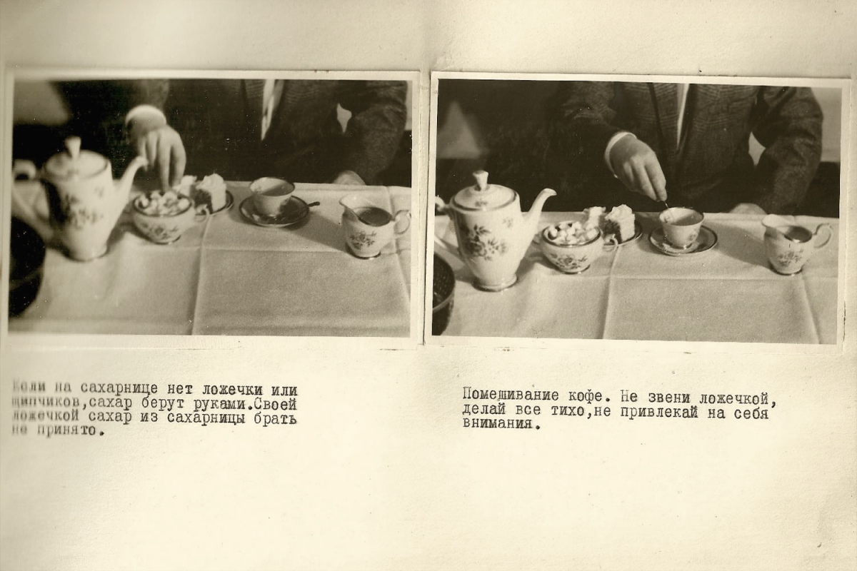 1. Если на сахарнице нет ложечки или щипчиков, сахар берут руками. Своей ложечкой сахар из сахарницы брать не принято. 2. Помешивание кофе. Не звени ложечкой, делай всё тихо, не привлекая на себя внимания. 